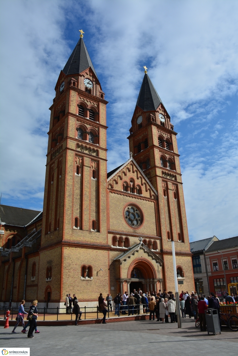 Dombormű avatás a Római Katolikus Templom előtt