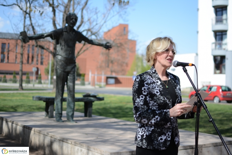 Váci Mihály Emlékmű koszorúzás