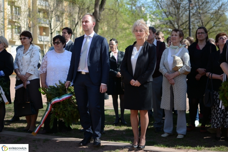 Váci Mihály Emlékmű koszorúzás