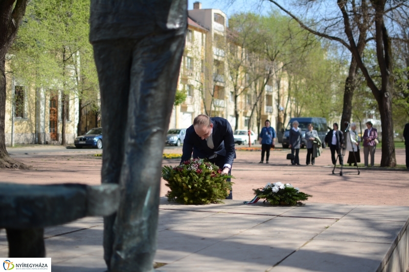 Váci Mihály Emlékmű koszorúzás