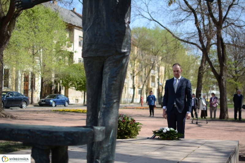 Váci Mihály Emlékmű koszorúzás