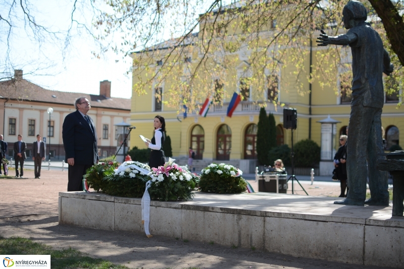 Váci Mihály Emlékmű koszorúzás