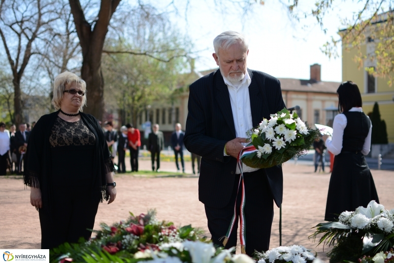 Váci Mihály Emlékmű koszorúzás