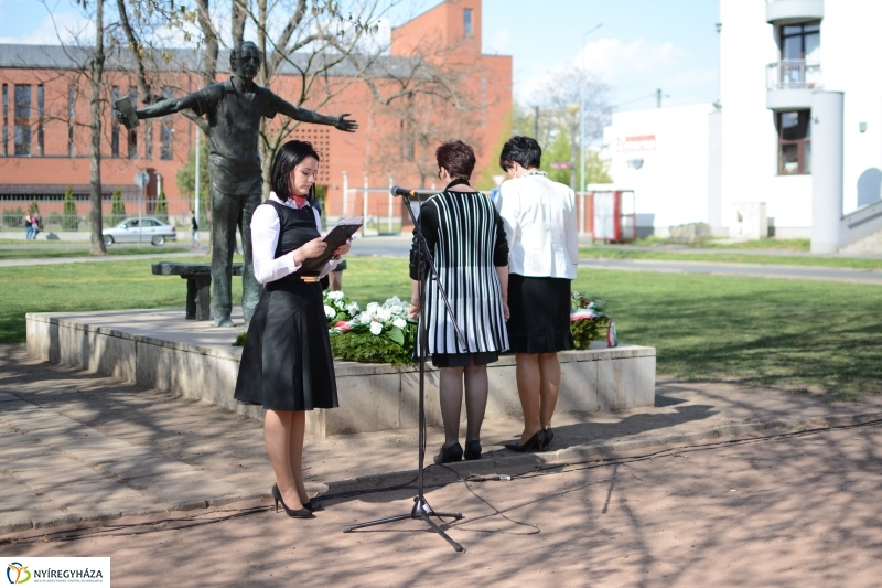 Váci Mihály Emlékmű koszorúzás