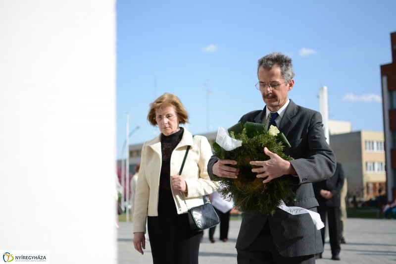 Váci Mihály Emléktábla koszorúzás