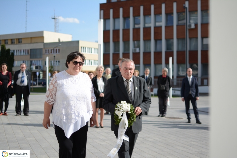 Váci Mihály Emléktábla koszorúzás