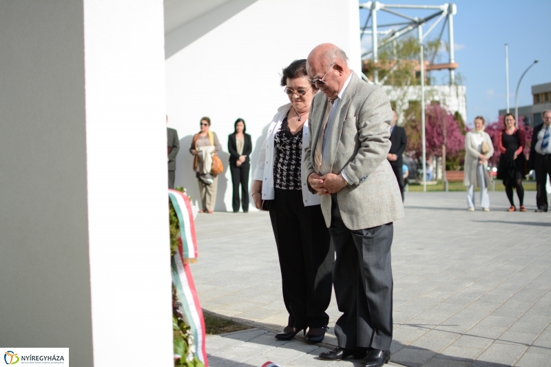 Váci Mihály Emléktábla koszorúzás