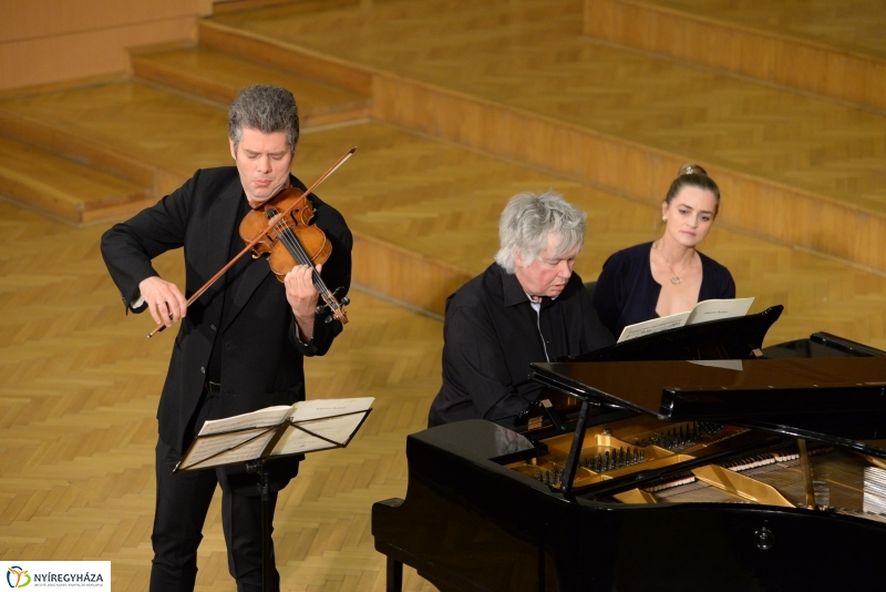 Defibrillátorért énekeltek