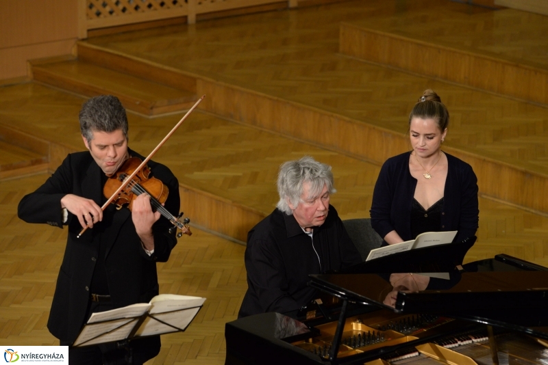 Defibrillátorért énekeltek