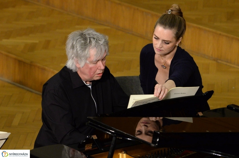 Defibrillátorért énekeltek