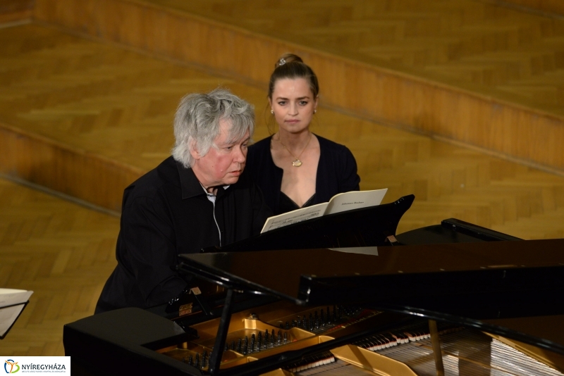 Defibrillátorért énekeltek