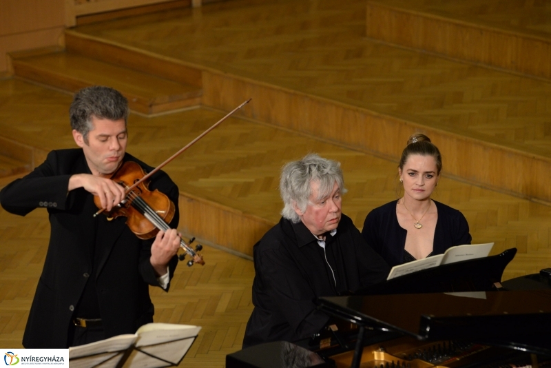 Defibrillátorért énekeltek