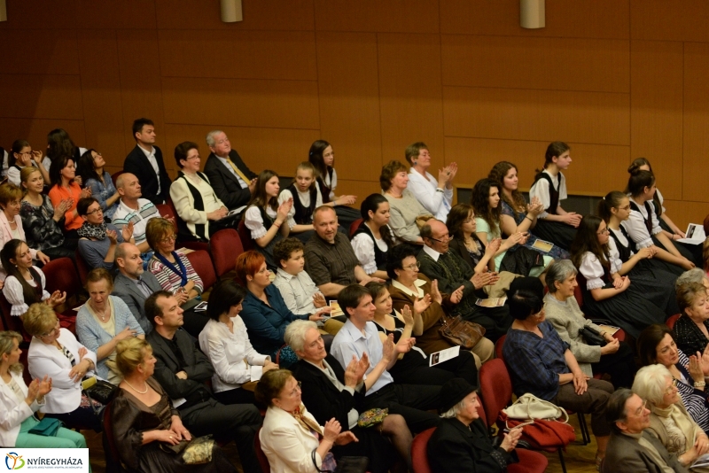 Defibrillátorért énekeltek