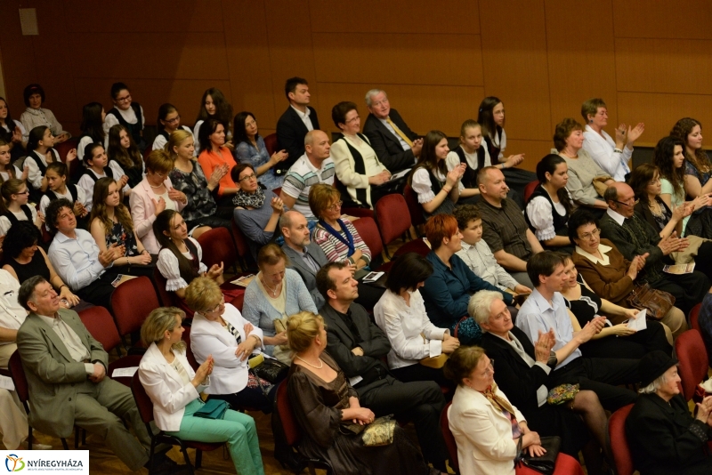 Defibrillátorért énekeltek