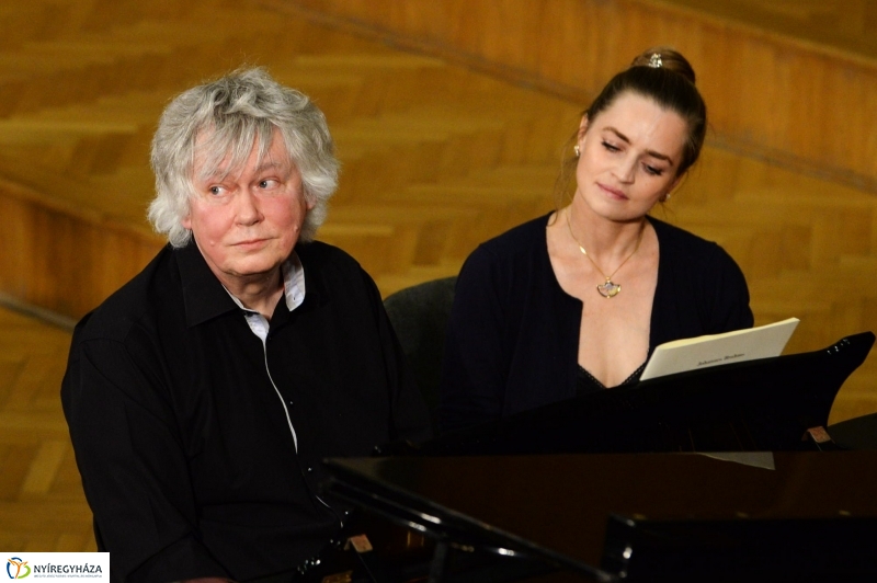 Defibrillátorért énekeltek