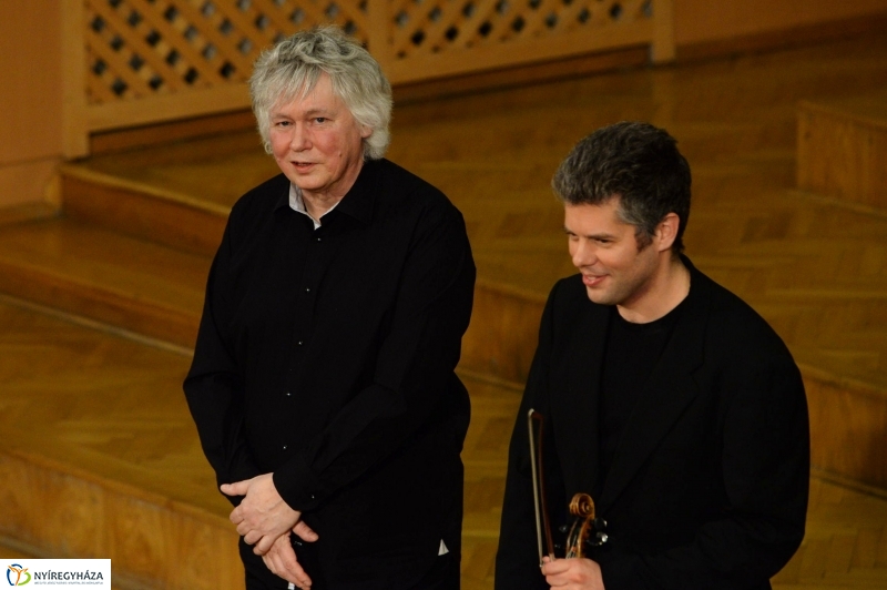 Defibrillátorért énekeltek