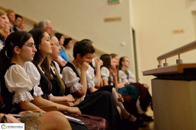 Defibrillátorért énekeltek