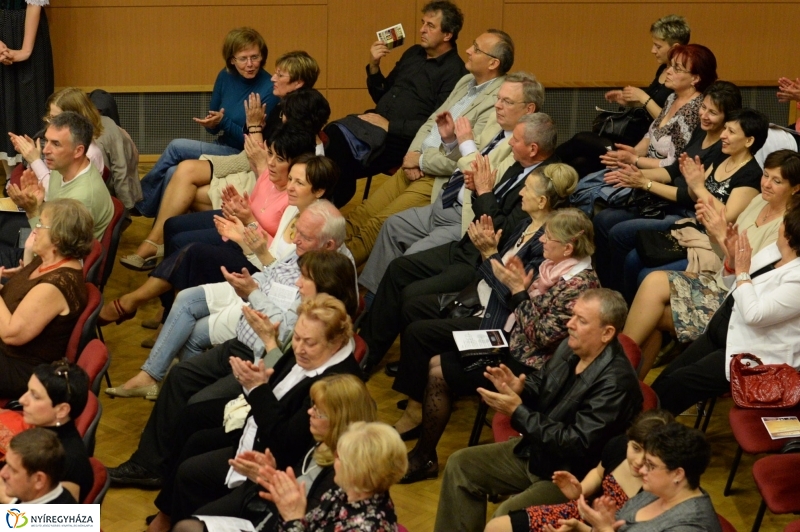 Defibrillátorért énekeltek