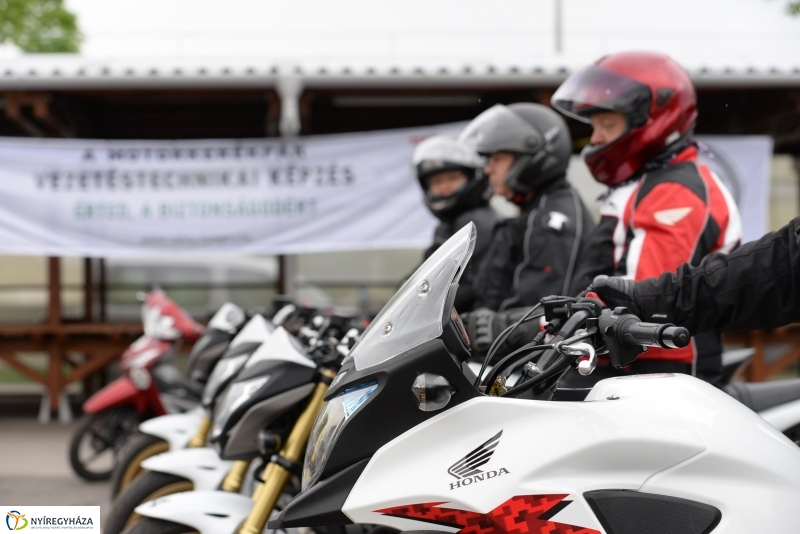 Vezetéstechnikai tréning motorosoknak