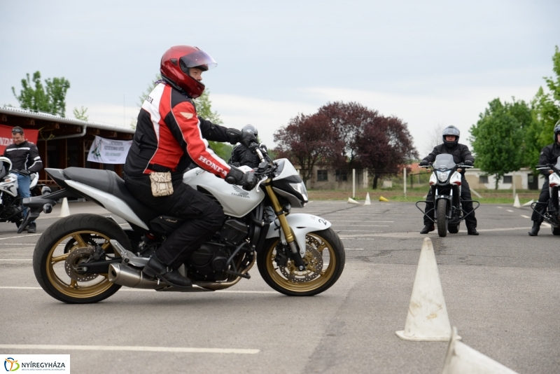 Vezetéstechnikai tréning motorosoknak