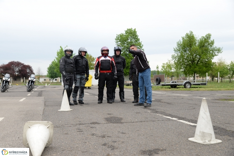 Vezetéstechnikai tréning motorosoknak