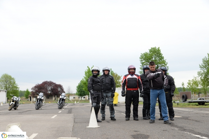 Vezetéstechnikai tréning motorosoknak