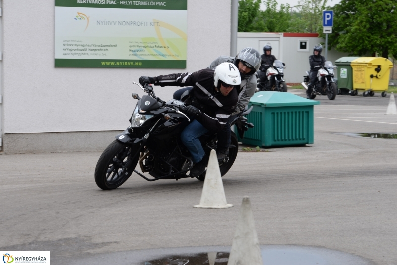 Vezetéstechnikai tréning motorosoknak