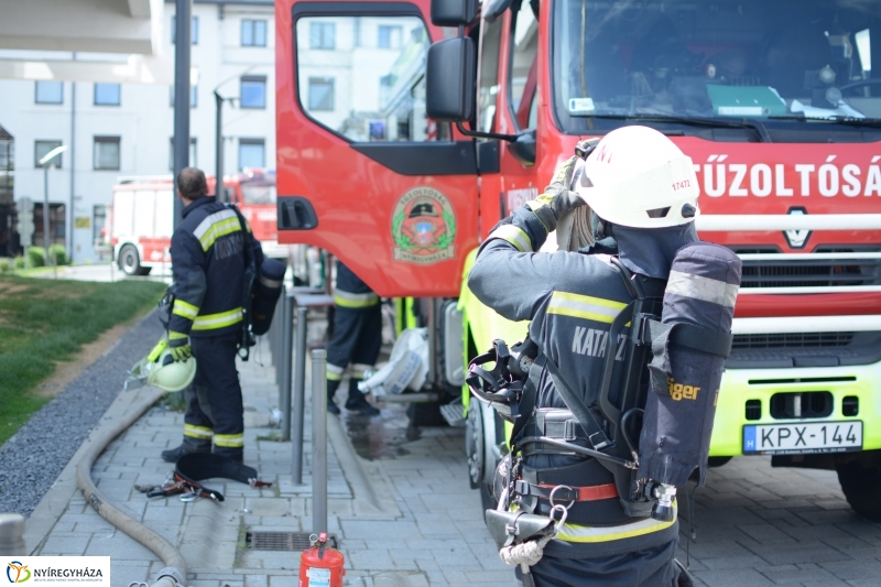 Tűzoltók gyakorlatoztak a VMKK épülete mellett