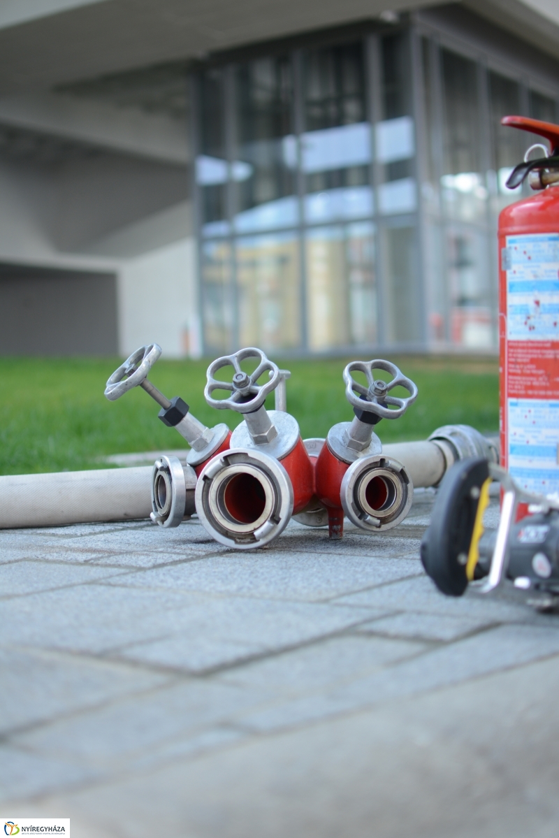Tűzoltók gyakorlatoztak a VMKK épülete mellett