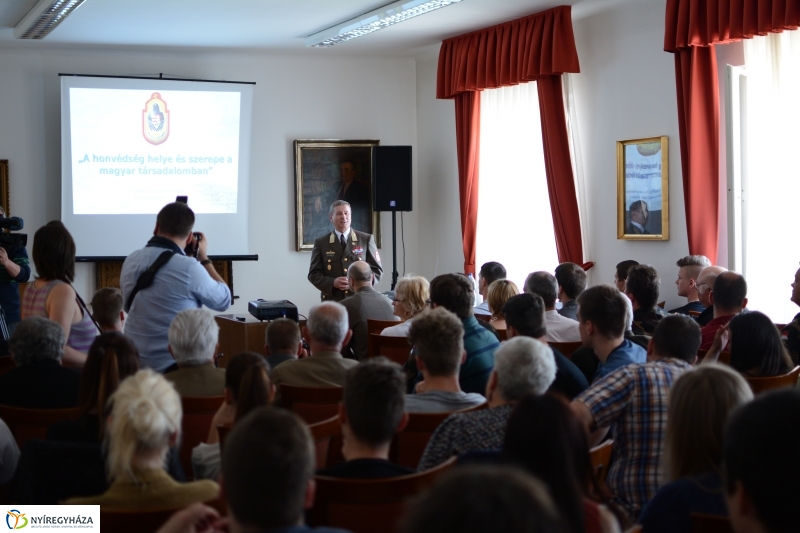 Előadás a Honvédségről