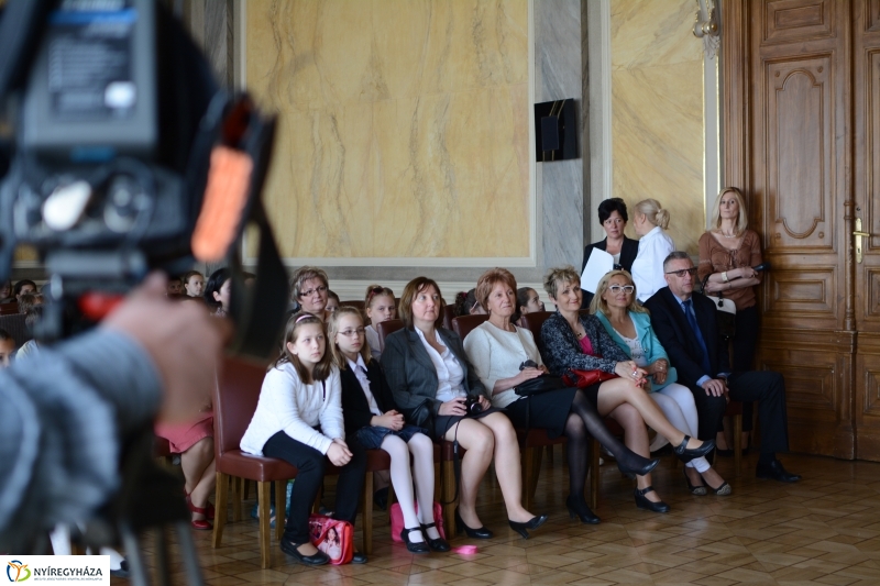 Gyermekrajz kiállítás díjkiosztó a Városháza Dísztermében