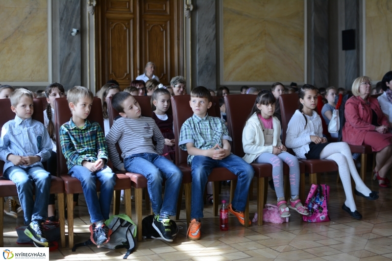 Gyermekrajz kiállítás díjkiosztó a Városháza Dísztermében