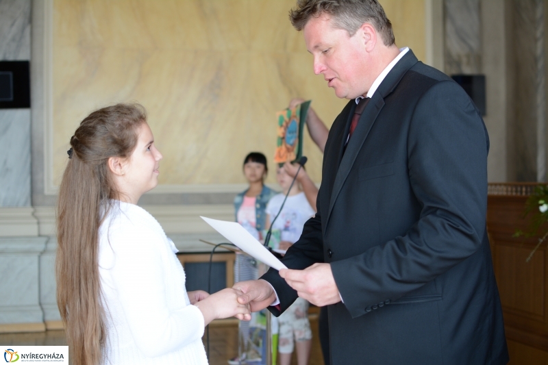 Gyermekrajz kiállítás díjkiosztó a Városháza Dísztermében