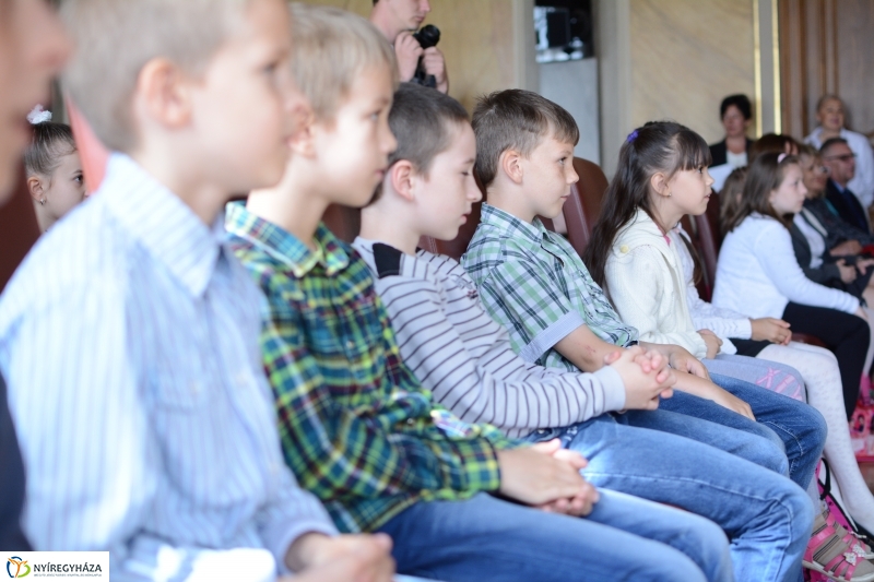 Gyermekrajz kiállítás díjkiosztó a Városháza Dísztermében