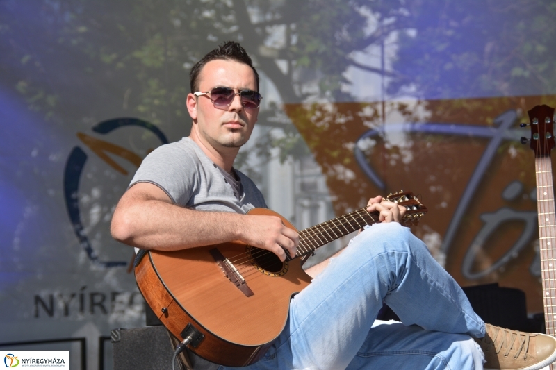 Akusztikus Zenei Koncert a Kossuth téren