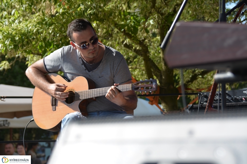 Akusztikus Zenei Koncert a Kossuth téren