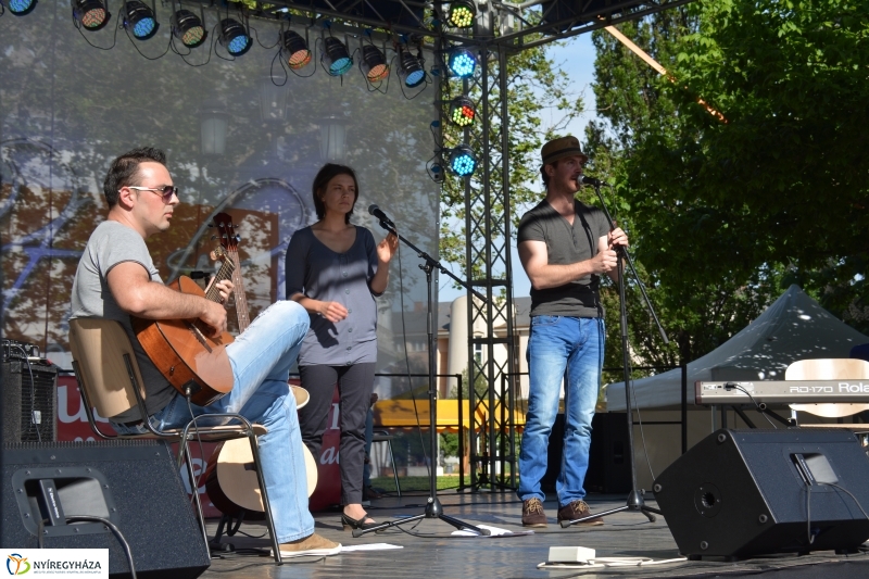 Akusztikus Zenei Koncert a Kossuth téren