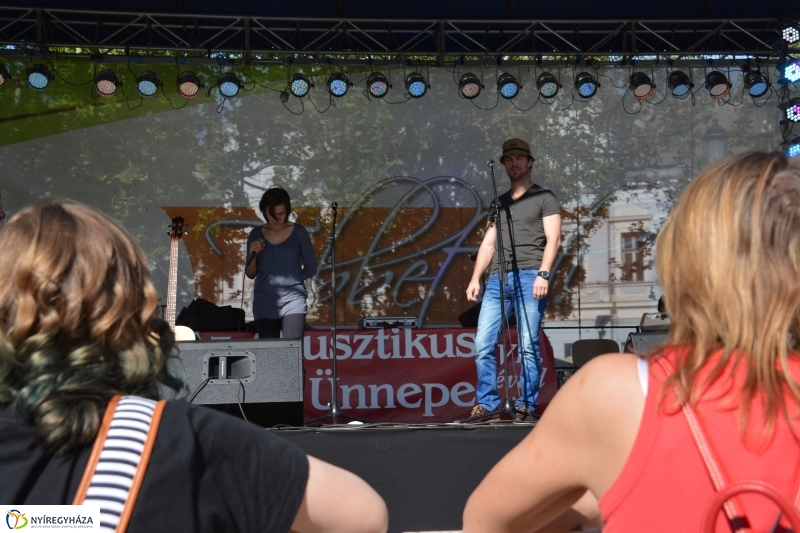 Akusztikus Zenei Koncert a Kossuth téren