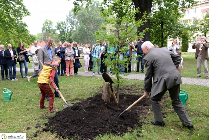 Faültetés a testvérváros képviselőivel