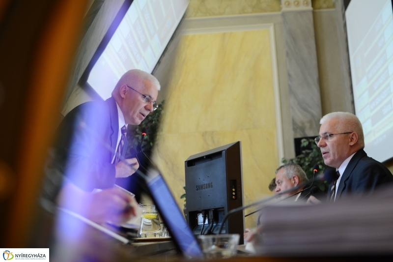 Közgyűlés a Városházán 