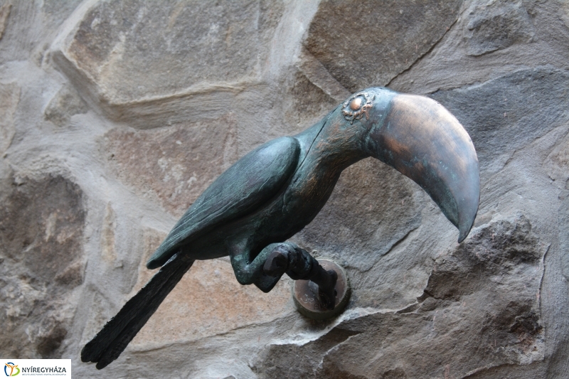 Bronz tukán szobor díszíti a Viktória Házat