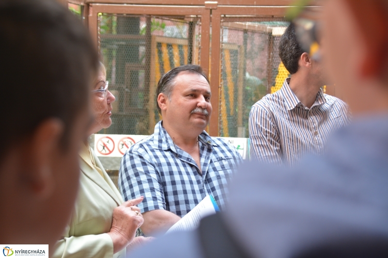 Bronz tukán szobor díszíti a Viktória Házat