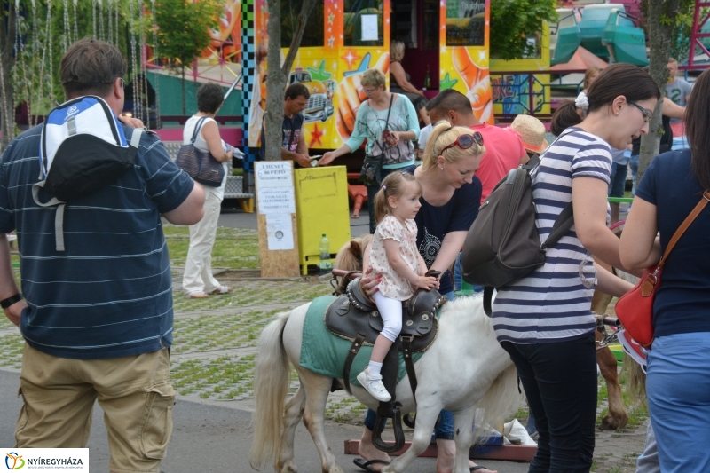 Gyereknap a Nyírpláza parkolójában