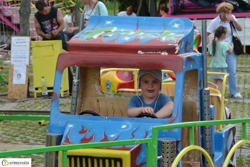 Gyereknap a Nyírpláza parkolójában