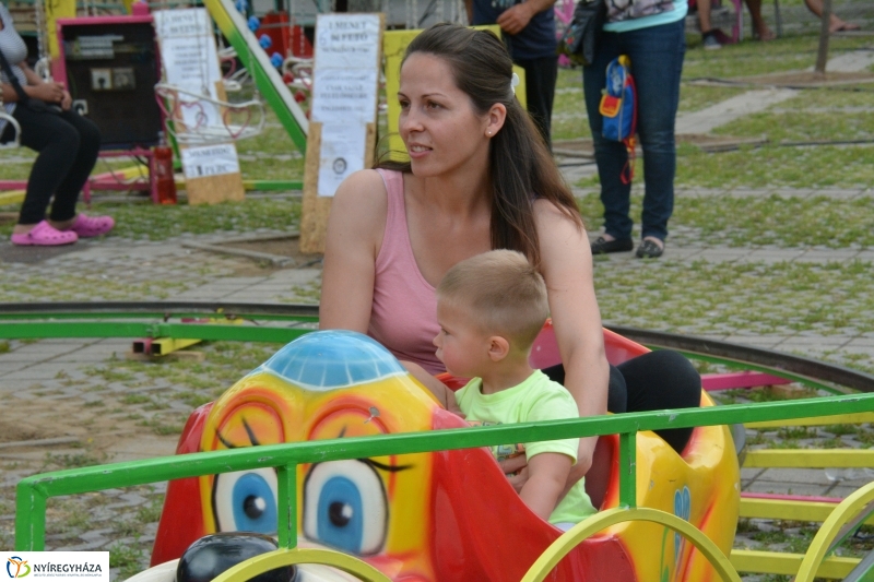 Gyereknap a Nyírpláza parkolójában