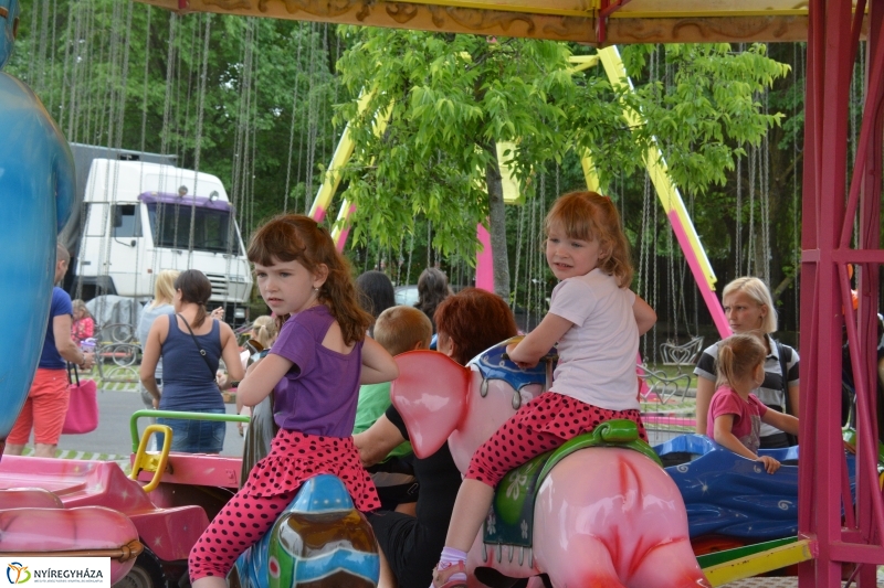 Gyereknap a Nyírpláza parkolójában