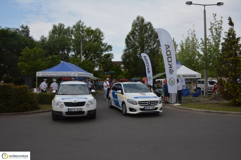 Gyereknap a Nyírpláza parkolójában