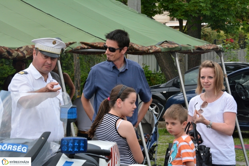 Gyereknap a Nyírpláza parkolójában