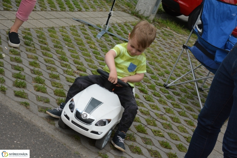 Gyereknap a Nyírpláza parkolójában