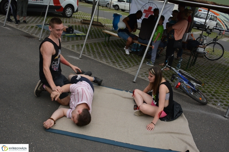 Gyereknap a Nyírpláza parkolójában